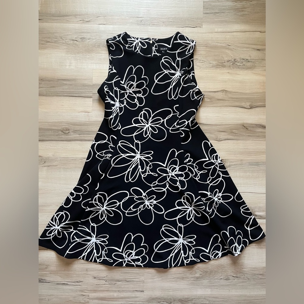 The perfect summer dress -DKNY Women's Sleevless Fit and Flare Dress w/pockets.